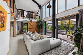 NEW! Unique mountain view retreat- 13 guests, Queenstown
